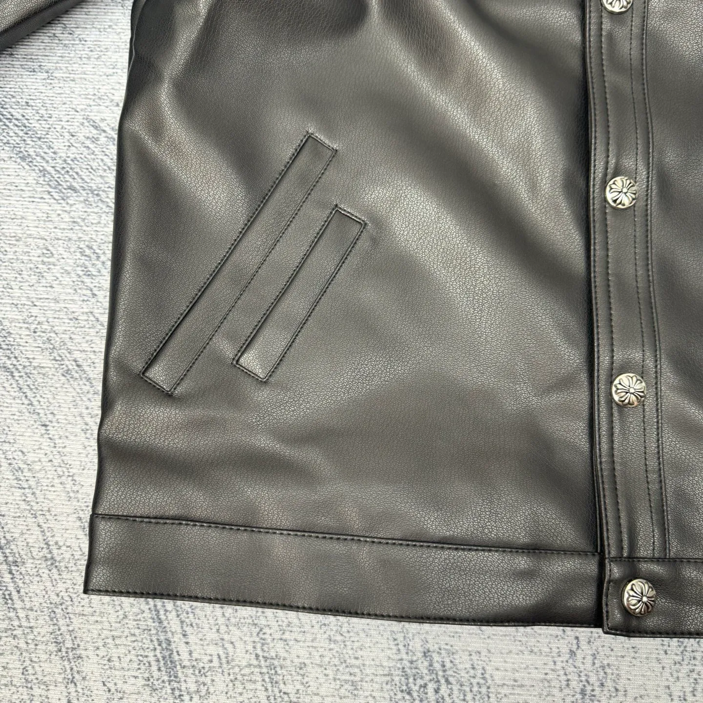 P850 Chrome Heart 24SS CH double-sleeved flame vine embroidered leather jacket Size: S/M/L Originally purchased for 84,300, the fabric is custom-woven using black pebbled composite two-layer sheepskin material, custom-made silk jacquard logo lining, embroidery is processed using TAJIMA machine, appliqué embroidery technology, back imported template machine shape, customized genuine leather trademark, customized genuine leather size, customized 5.8cm metal logo mark, customized 18mm four-button buckle, customized 18mm two-button button, a full set of three-label accessories, exclusively produced.